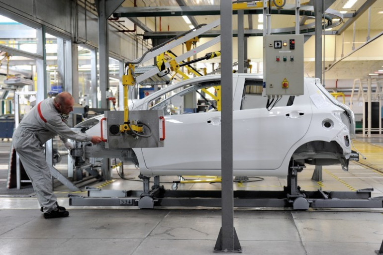 Un ouvrier travaille à la construction d'une Yaris dans l'usine Toyota d'Onnaing près de Valenciennes, le 16 mai 2013 (illustration).