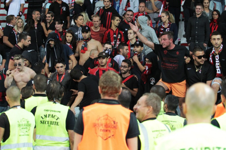 La sécurité entoure les supporteurs de l'OGC Nice, lors du match Nice-Bastia, le 18 octobre 2014