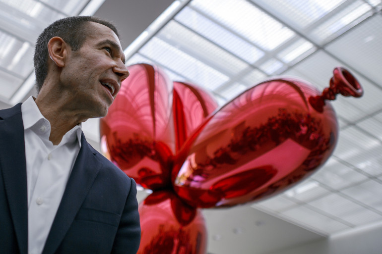 Jeff Koons et son oeuvre "Balloon Dog (Red)", le 11 mai 2012 à Bâle (archives).