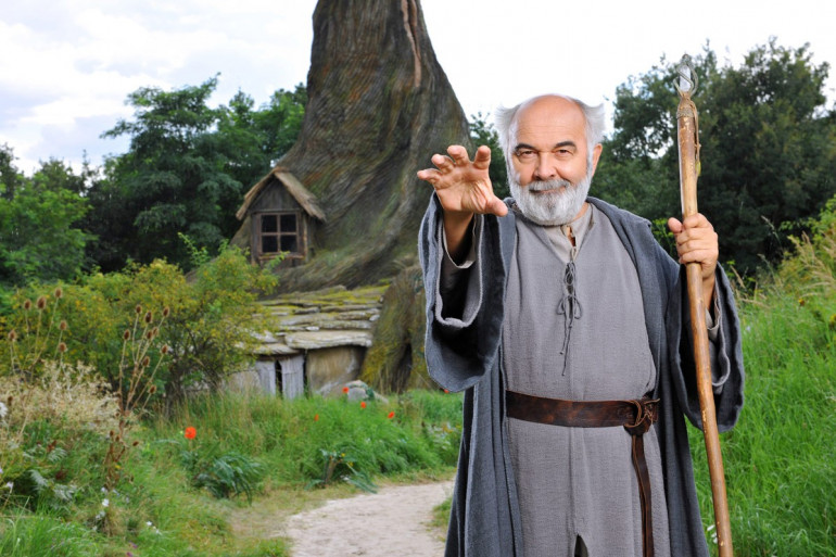 Gérard Jugnot est Merlin dans la série du même nom