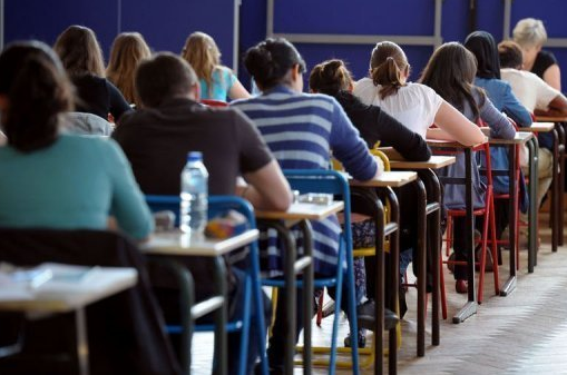 Des collégiens dans une salle de classe (Illustration)