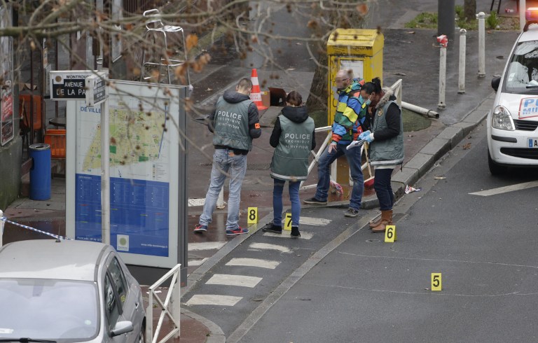La police scientifique examine la scène de la fusillade de Montrouge
