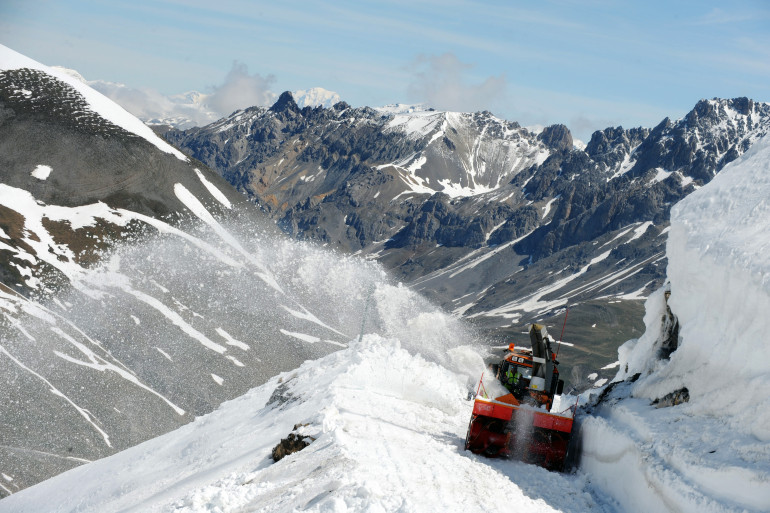 Une fraise à neige en activité au col du Galibier en Savoie (illustration)