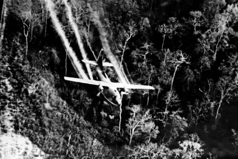 Un avion de l'US Air Force disperse l'agent orange sur la forêt vietnamienne en 1967