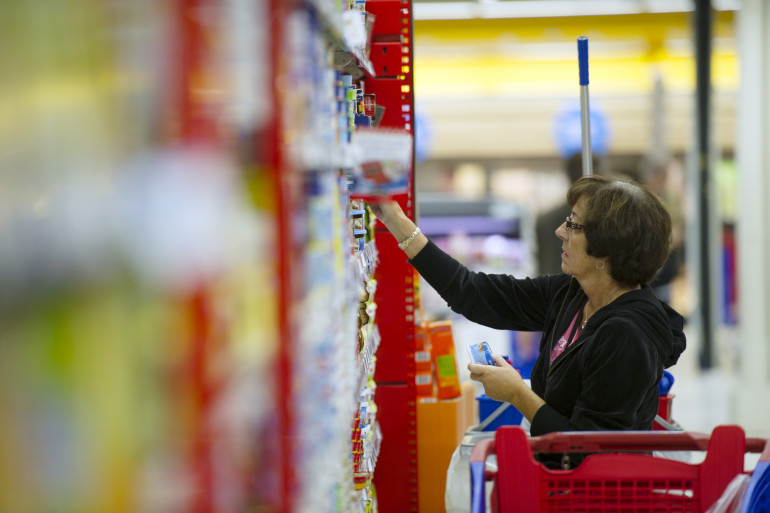 Une femme fait les courses dans un supermarché (illustration)