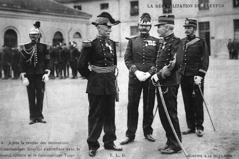 La réhabilitation du capitaine Dreyfus (deuxième à droite)