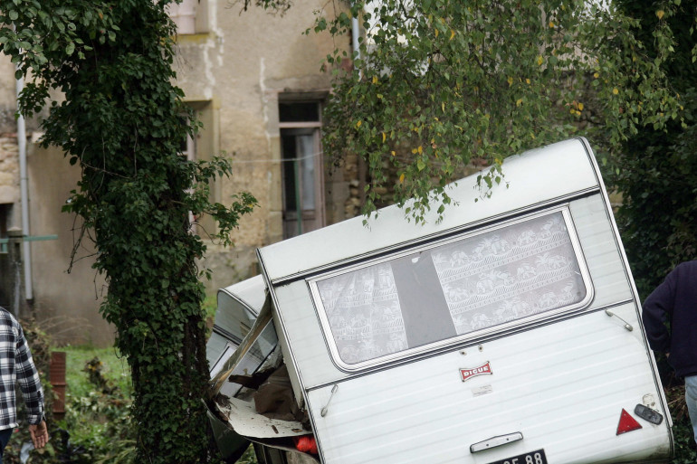 Une caravane contre un arbre après des intempéries (illustration)