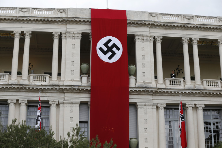 Le drapeau nazi déployé sur l'ancienne préfecture à Nice dans le cadre d'un film en septembre 2015