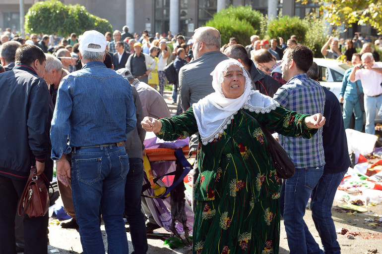 Une femme paniquée après la double explosion près de la gare d'Ankara le 10 octobre.