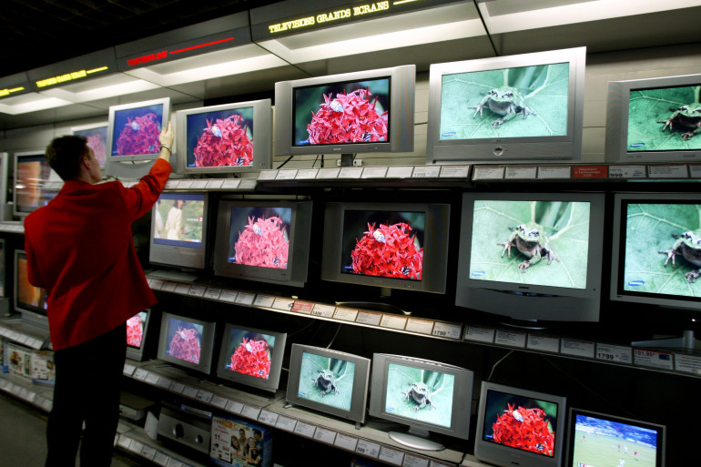 Des téléviseurs dans les rayons d'un grand magasin