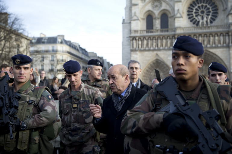 Le ministre de la Défense, Jean-Yves Le Drian, à la rencontre des forces de l'opération Sentinelle à Paris