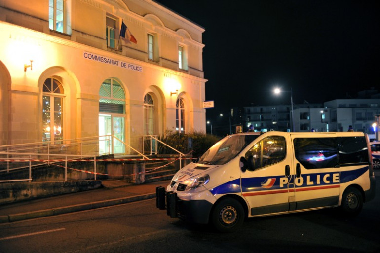 Un véhicule de Police devant un commissariat (illustration)