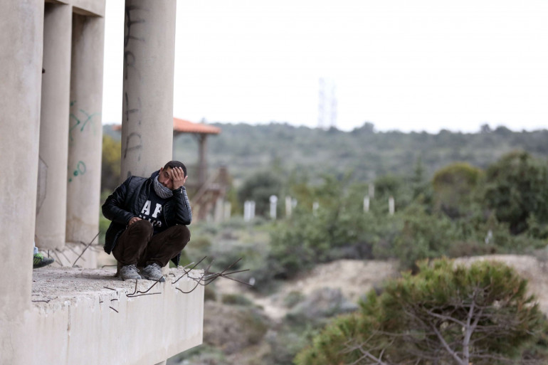 Un réfugié afghan assis dans un bâtiment abandonné à Izmir, en Turquie