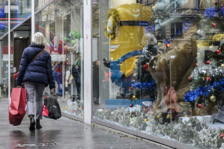 Des décorations de Noël dans une vitrine (illustration).