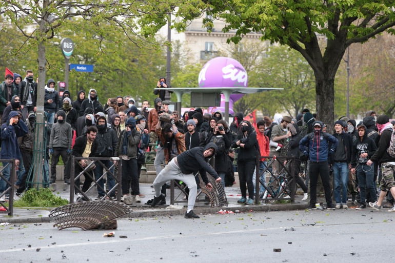 La place de la Nation à Paris théâtre de troubles à la fin de la manifestation contre la loi Travail