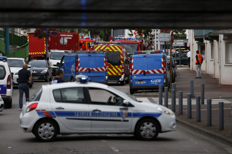 Les forces de police et de secours aux abords de l'église de Saint-Etienne-du-Rouvray où une prise d'otages a eu lieu, le 26 juillet 2015