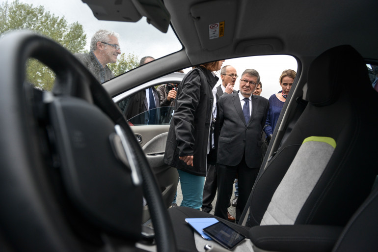 À l'intérieur d'une voiture intelligente (Illustration)