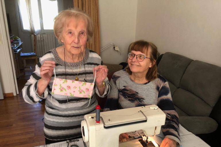 Photo d'Amélie, 100 ans, qui fabrique des masques avec sa belle-fille Paulette, 68 ans, à Cran-Gevrier (Haute-Savoie)