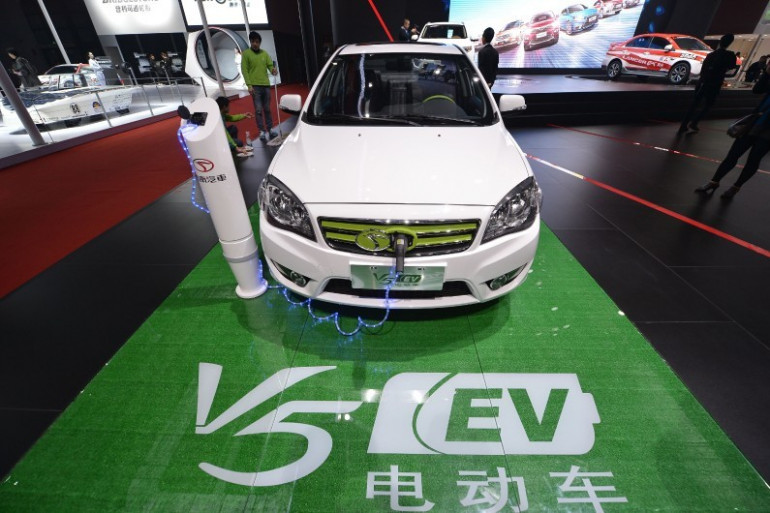 Une voiture électrique présentée lors d'un salon automobile à Shanghai, en 2015