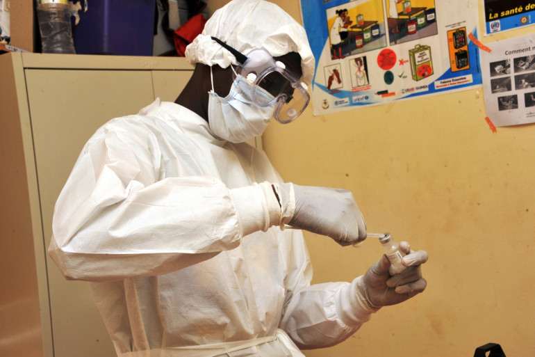 Une femme prépare le vaccin contre Ebola VSV-EBOV qu'elle s'apprête à administrer, en Guinée, le 10 mars 2015.