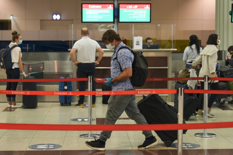 Un voyageur portant un masque au départ de Sydney, en Australie, le 22 mai 2020.