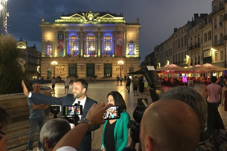 Première sortie du nouveau maire de Montpellier, Michaël Delafosse, sur la place de la comédie le 28 juin 2020.