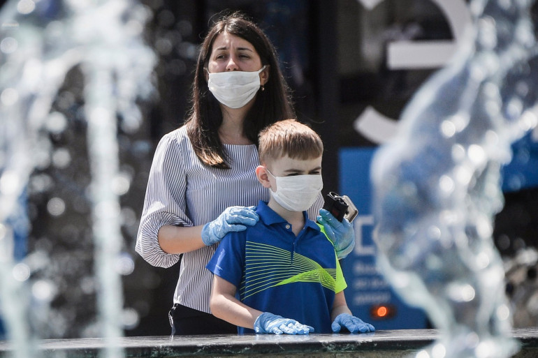 Une femme et son fils, portant un masque, dans le centre de Moscou, le 11 juin 2020.