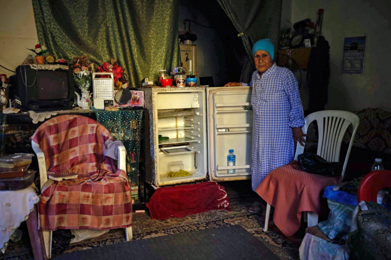 Une Libanaise dans son appartement à Tripoli, au nord de la capitale Beyrouth. Depuis des mois, le Liban est aux prises avec sa pire crise économique depuis la guerre civile de 1975-1990.