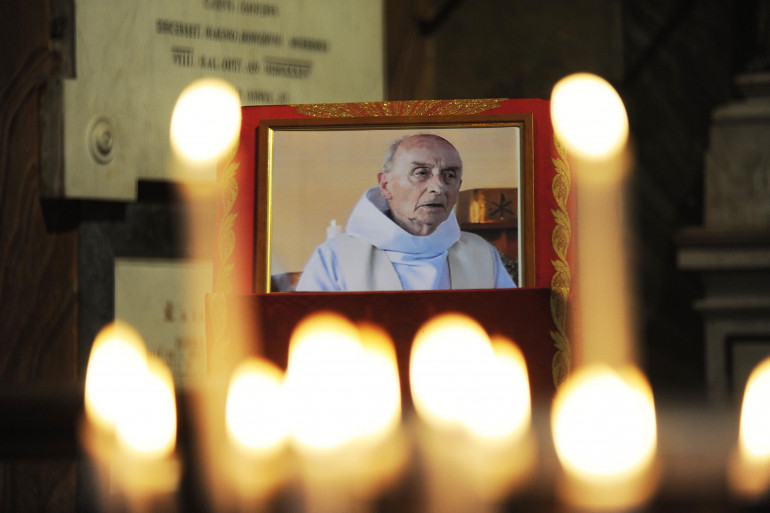 Une photo du père Jacques Hamel tué à l'intérieur de l'église Saint-Louis-des-Français au centre-ville de Rome le 17 août 2016