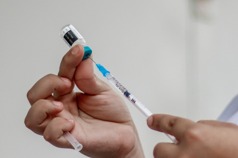 Une femme prépare un vaccin (illustration)