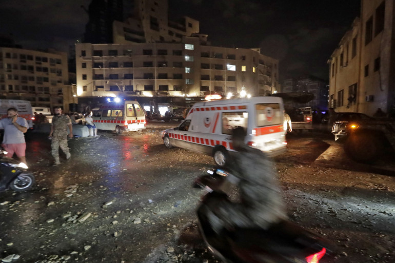 Les secours transportant des blessés après la double explosion de Beyrouth, le 4 août 2020.