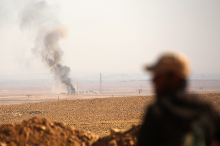 Un soldat de la force arabo-kurde dans le conflit au nord de Raqqa (Syrie) contre Daesh, le 7 novembre 2016