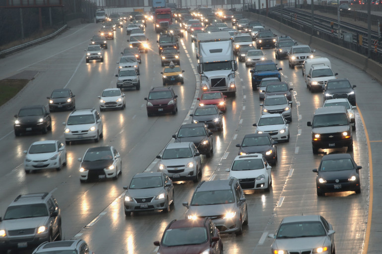 Des voitures sur une autoroute de Chicago, aux États-Unis