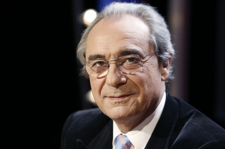 Bernard Debré sur un plateau de télévision.