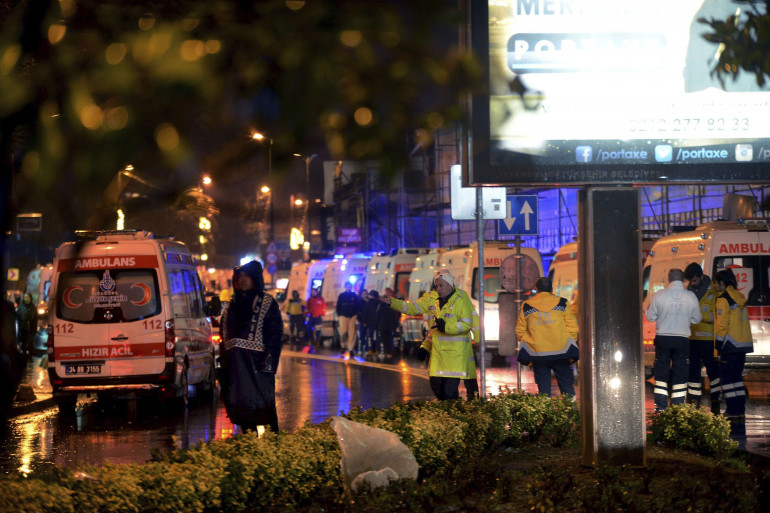 Les ambulances devant la discothèque d'Istanbul attaquée le soir du 31 décembre 2016