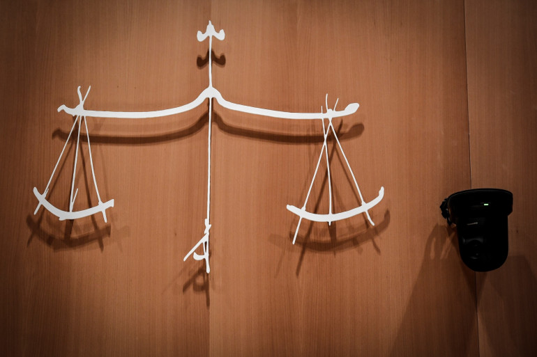 Le symbole de la justice au tribunal judiciaire de Paris