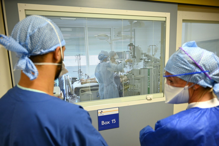 Des personnels de santé à l'hôpital public de La Timone, le 25 septembre 2020 à Marseille.