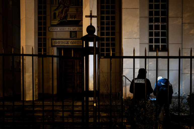 Des policiers devant l'église orthodoxe de Lyon, le 31 octobre 2020.