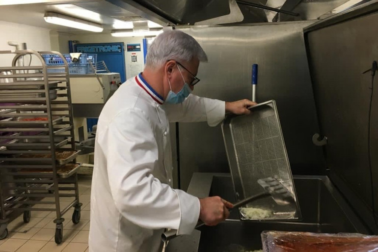 Le chef Christian Tetedoie, dans les cuisines du centre Léon Bérard, un hôpital qui soigne des malades atteints du cancer.