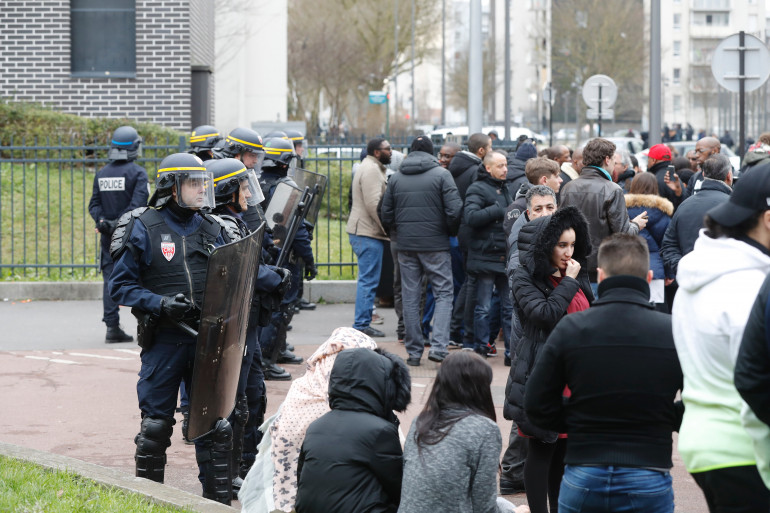 Des policiers encadrent la marche de soutien à Théo à Aulnay-sous-Bois.