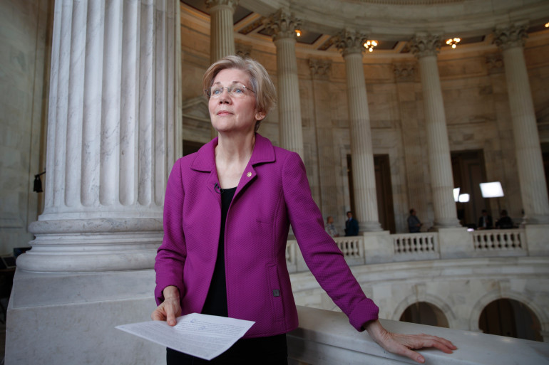 Elizabeth Warren au Sénat américain, tenant dans sa main la lettre de la discorde