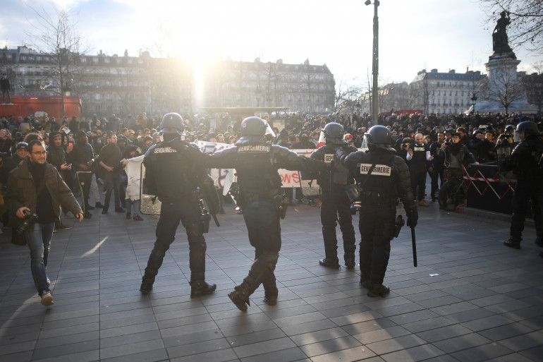 Des policiers lors de la manifestation de soutien à Théo, le 18 février à Paris.