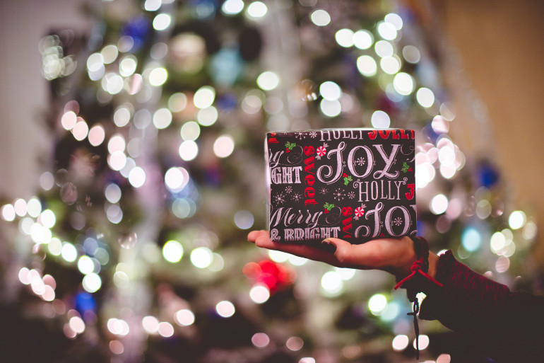 De la littérature aux accessoires, quels cadeaux coquins poser au pied du sapin ?