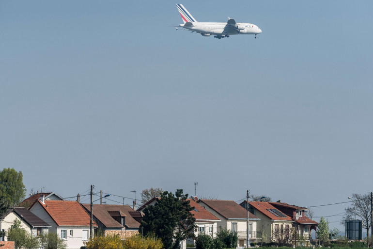 Un Airbus A380 au-dessus de Roissy le 3 avril 2017.