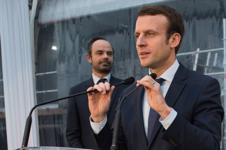 Edouard Philippe écoute Emmanuel Macron lors d'un discours en février 2016