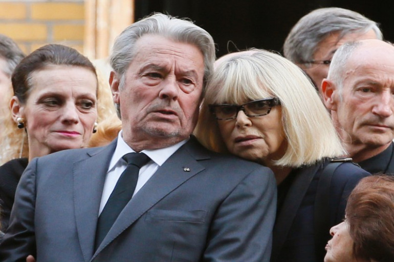 Mireille Darc et Alain Delon aux obsèques du comédien Pierre Mondy, le 20 septembre 2012