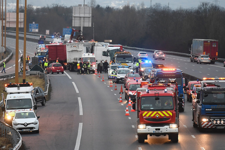 Des camions de pompiers intervenant sur un accident autoroutier en janvier 2017 en région parisienne