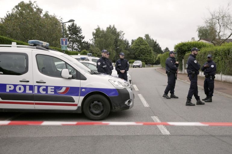 Des policiers délimitant un périmètre de sécurité à Magnanville, le 14 juin 2016