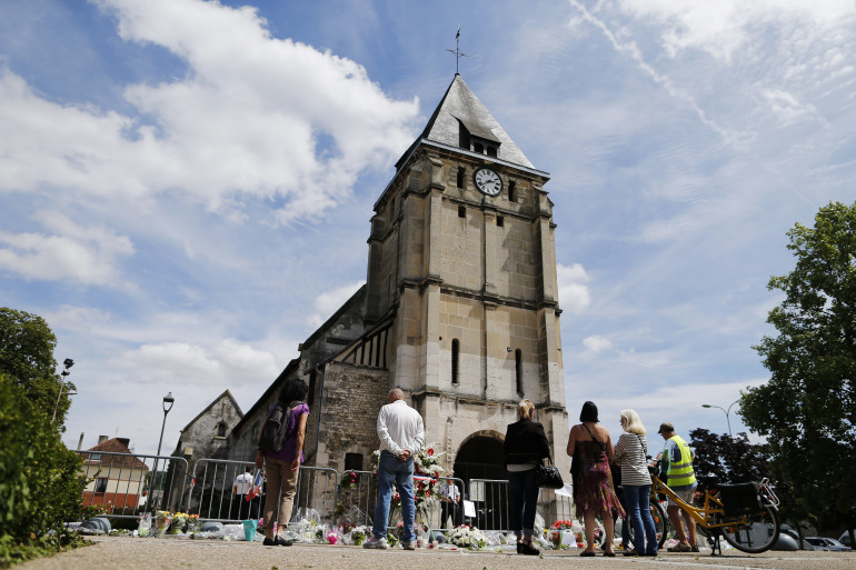 L'église de Sain-Étienne-du-Rouvray après l'assassinat terroriste du père Hamel, survenu le 26 juillet 2016