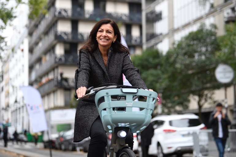 La maire de Paris Anne Hidalgo sur un Vélib', le 25 octobre 2017